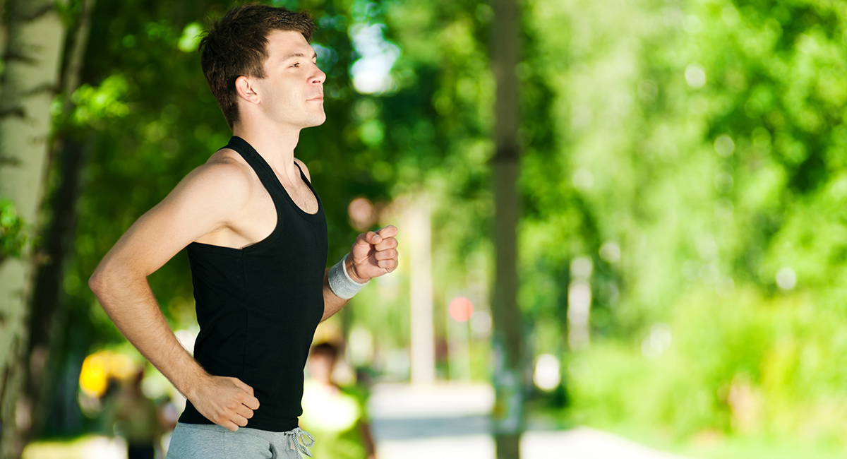 ジョギングで有酸素運動をする白人男性