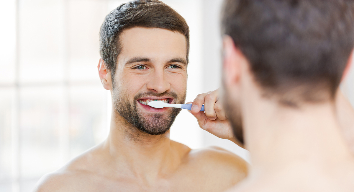 歯を磨く男性