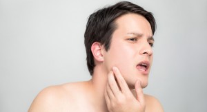 顎のニキビに悩む男性のイメージ